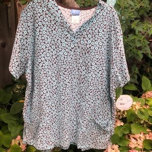 🩵 White Swan corduroy flowery scrub top.